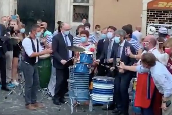 COVID-19. Conte insiste con i poteri speciali. Il parere di un medico in prima linea